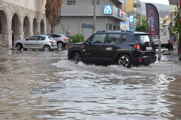 Πλημμύρισε το Κρανίδι: Εγκλωβίστηκαν άνθρωποι στα αυτοκίνητά τους